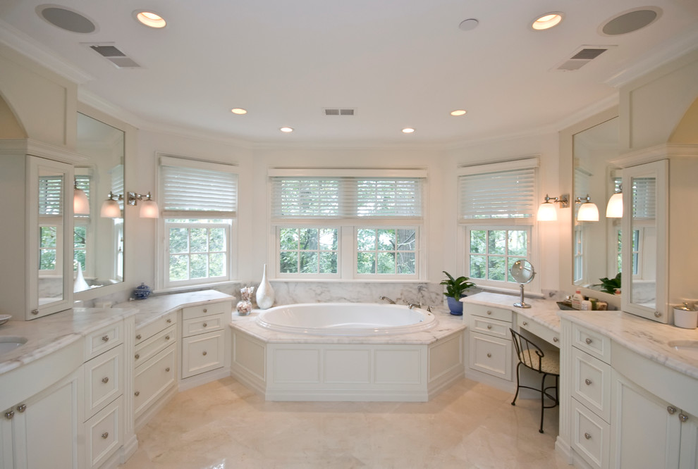 Свежая идея для дизайна: большая главная ванная комната в классическом стиле с фасадами с утопленной филенкой, белыми фасадами, накладной ванной, раздельным унитазом, белыми стенами, мраморным полом, врезной раковиной и мраморной столешницей - отличное фото интерьера