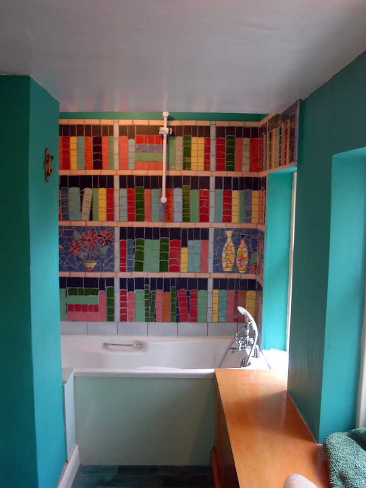 Cette photo montre une salle de bain éclectique avec une baignoire posée, un carrelage multicolore et des carreaux de céramique.
