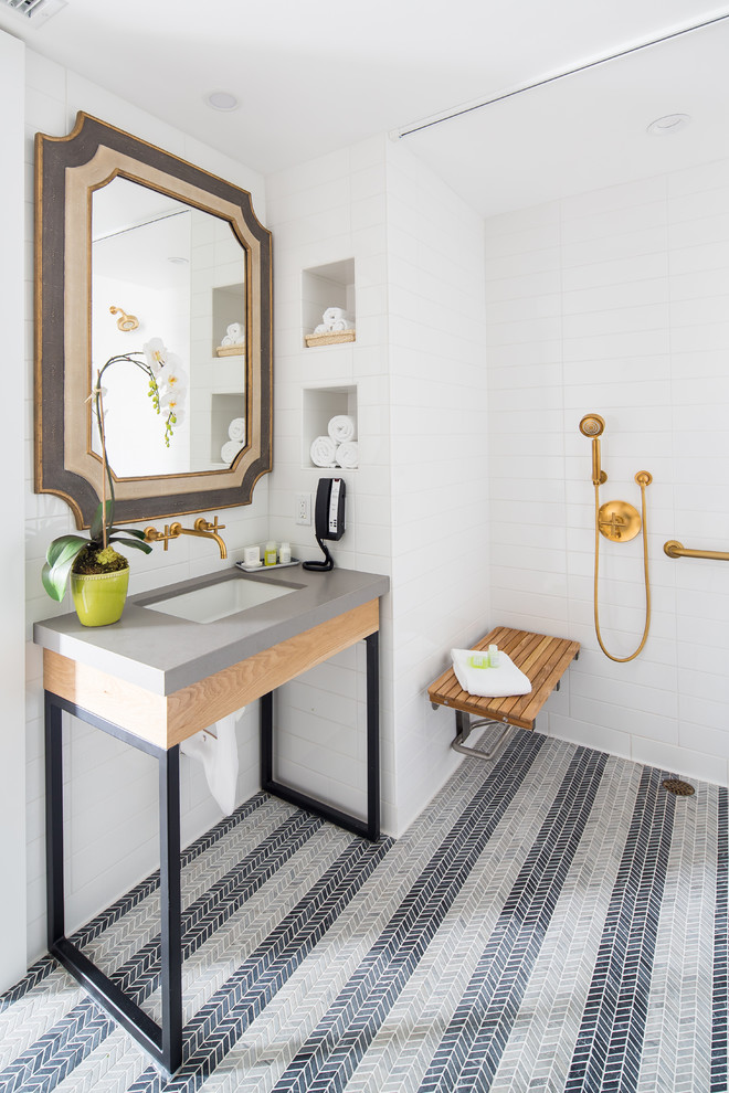 Klassisk inredning av ett grå grått badrum, med en kantlös dusch, vit kakel, mosaikgolv, ett undermonterad handfat, flerfärgat golv och dusch med duschdraperi