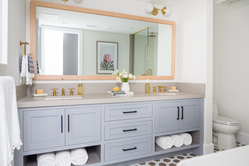 Immagine di una stanza da bagno stile marino con ante in stile shaker, ante grigie, pareti bianche, lavabo sottopiano, pavimento grigio e top grigio