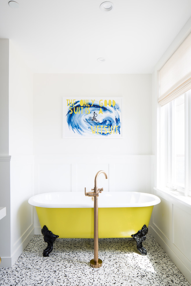 Пример оригинального дизайна: главная ванная комната среднего размера в морском стиле с ванной на ножках, белыми стенами, белым полом, открытыми фасадами, унитазом-моноблоком, черно-белой плиткой, терракотовой плиткой, полом из мозаичной плитки, врезной раковиной, столешницей из искусственного кварца и белой столешницей