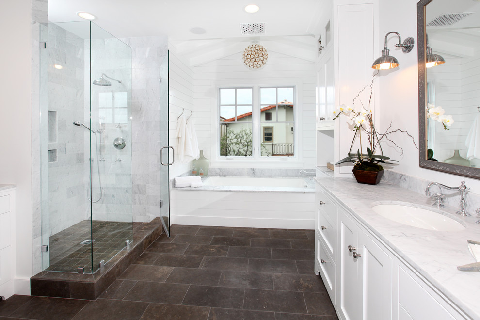 Klassisches Badezimmer mit Unterbauwaschbecken, Schrankfronten im Shaker-Stil, weißen Schränken, Badewanne in Nische, Duschnische, braunem Boden und grauer Waschtischplatte in Orange County