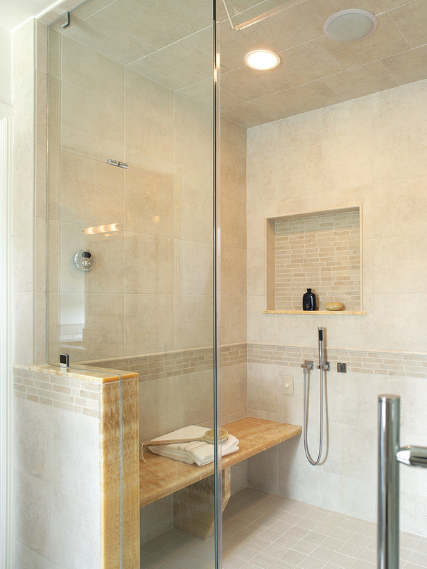Imagen de cuarto de baño clásico renovado de tamaño medio con paredes beige, ducha abierta, suelo beige y ducha con puerta con bisagras