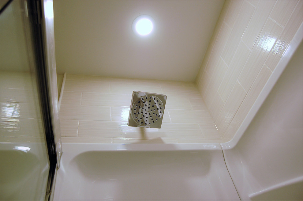 Idée de décoration pour une salle de bain principale tradition en bois foncé de taille moyenne avec un placard en trompe-l'oeil, WC à poser, un carrelage blanc, des carreaux de céramique, un mur beige, un sol en vinyl, un lavabo encastré, un plan de toilette en granite, un sol gris, une cabine de douche à porte coulissante et un plan de toilette blanc.