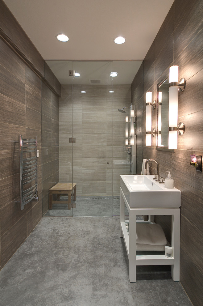 Идея дизайна: ванная комната в современном стиле с монолитной раковиной, белыми фасадами, душем в нише и коричневой плиткой