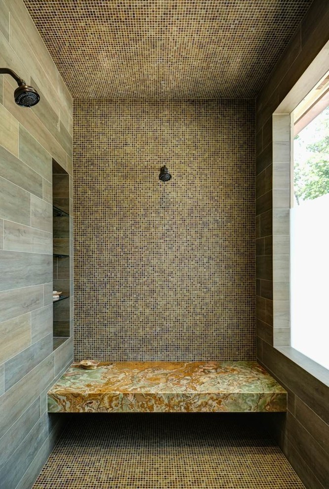 Ispirazione per una grande stanza da bagno minimal con doccia alcova e pareti multicolore