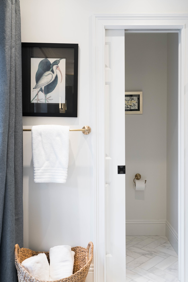 Стильный дизайн: большая главная ванная комната в стиле неоклассика (современная классика) с фасадами с утопленной филенкой, черными фасадами, угловым душем, белой плиткой, керамической плиткой, белыми стенами, мраморным полом, накладной раковиной, мраморной столешницей, серым полом, душем с распашными дверями и белой столешницей - последний тренд