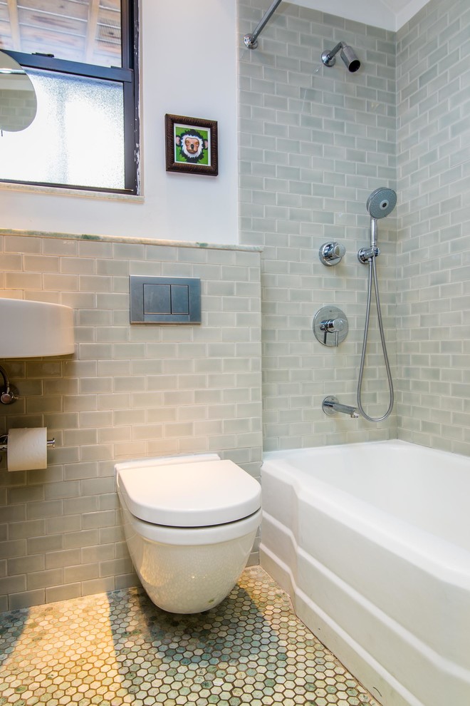 Imagen de cuarto de baño marinero pequeño con lavabo suspendido, bañera empotrada, combinación de ducha y bañera, sanitario de pared, baldosas y/o azulejos verdes, baldosas y/o azulejos de porcelana, paredes blancas y suelo de baldosas de porcelana
