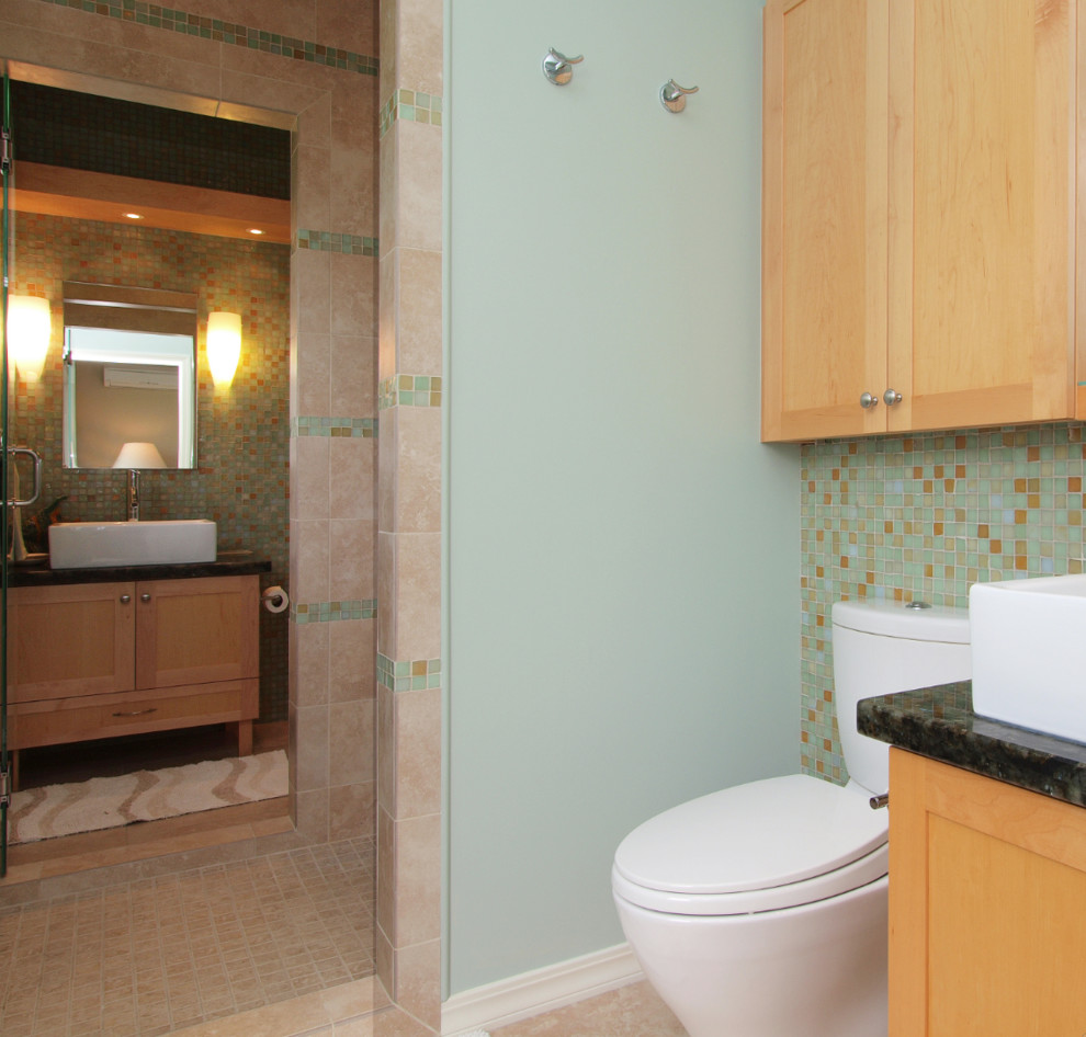 Cette photo montre une salle de bain bord de mer en bois clair de taille moyenne avec un placard à porte shaker, une douche à l'italienne, WC séparés, un carrelage beige, un carrelage marron, un carrelage vert, mosaïque, un mur vert, un sol en carrelage de céramique et une vasque.
