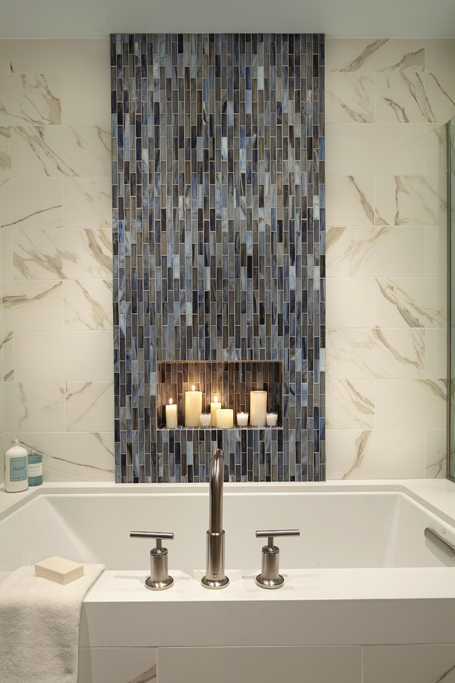Пример оригинального дизайна: главная ванная комната среднего размера в стиле модернизм с врезной раковиной, плоскими фасадами, светлыми деревянными фасадами, столешницей из искусственного кварца, полновстраиваемой ванной, открытым душем, раздельным унитазом, синей плиткой, стеклянной плиткой, серыми стенами и бетонным полом