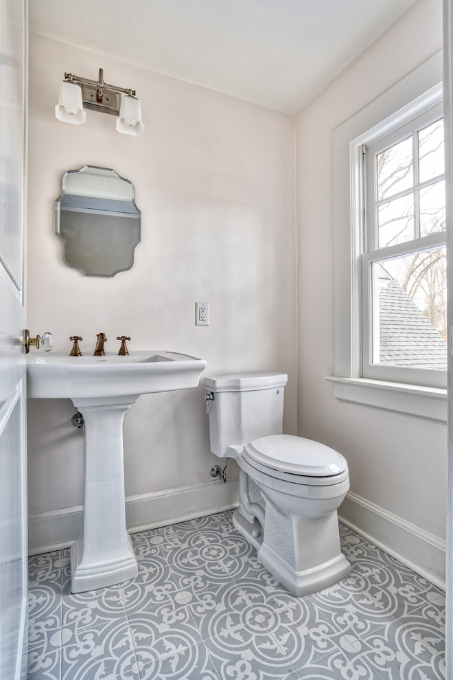 Foto de cuarto de baño clásico pequeño con sanitario de dos piezas, paredes beige, suelo de baldosas de cerámica, lavabo con pedestal y suelo azul