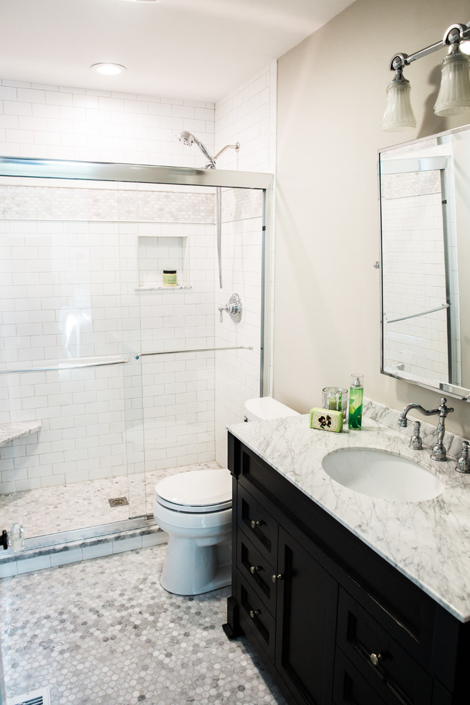 Exemple d'une petite douche en alcôve principale chic avec un placard en trompe-l'oeil, des portes de placard noires, WC séparés, un carrelage blanc, un carrelage de pierre, un mur beige, un sol en marbre, un lavabo encastré et un plan de toilette en marbre.