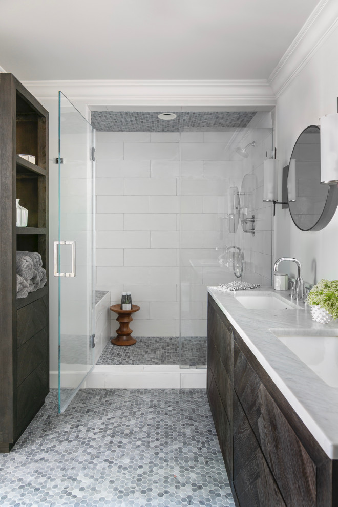 Источник вдохновения для домашнего уюта: главная ванная комната в стиле неоклассика (современная классика) с плоскими фасадами, душем в нише, керамической плиткой, серыми стенами, мраморным полом, мраморной столешницей, серым полом, душем с распашными дверями, белой столешницей, темными деревянными фасадами, белой плиткой, врезной раковиной, сиденьем для душа, тумбой под две раковины и напольной тумбой