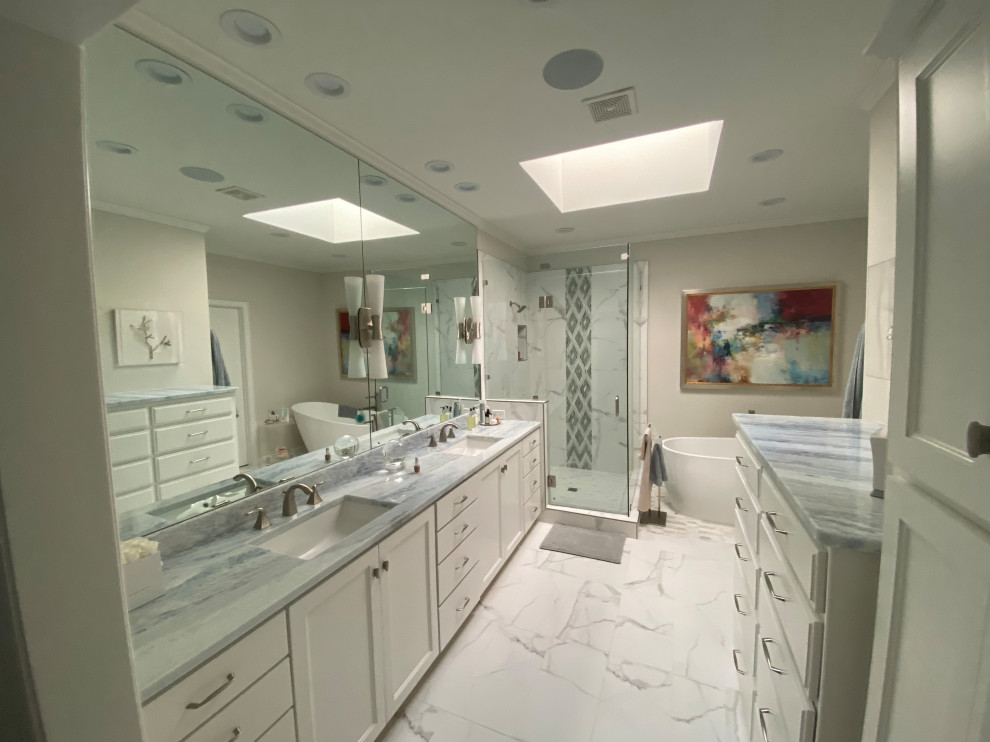 Bild på ett stort funkis grå grått en-suite badrum, med skåp i shakerstil, vita skåp, ett fristående badkar, en hörndusch, grå väggar, marmorgolv, ett undermonterad handfat, marmorbänkskiva, vitt golv och dusch med gångjärnsdörr