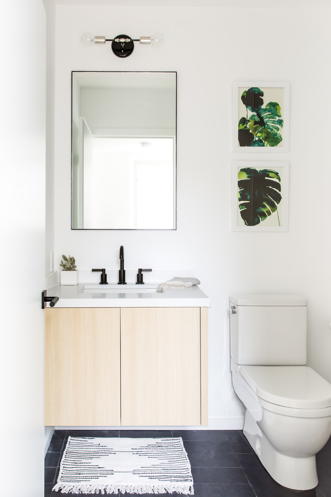 Exemple d'une salle de bain principale scandinave en bois clair de taille moyenne avec un placard à porte plane, une baignoire posée, un combiné douche/baignoire, WC séparés, un mur blanc, un lavabo encastré, un plan de toilette en quartz modifié, un sol noir, une cabine de douche avec un rideau, un carrelage blanc et un sol en ardoise.