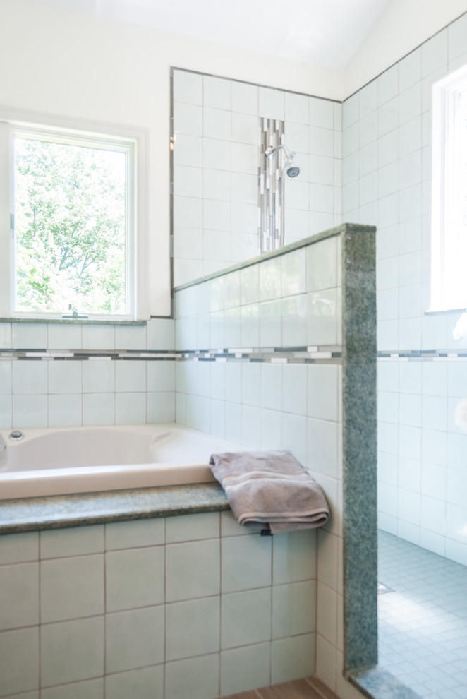 Mittelgroßes Modernes Badezimmer En Suite mit Duschnische und Keramikfliesen in New York