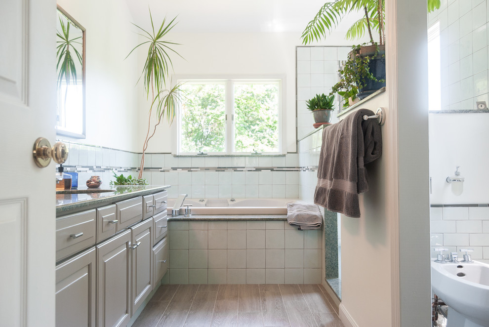 Foto de cuarto de baño principal moderno de tamaño medio con ducha empotrada y baldosas y/o azulejos de cerámica