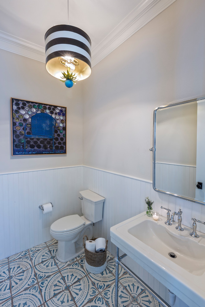 Inredning av ett klassiskt litet badrum med dusch, med en toalettstol med separat cisternkåpa, vita väggar, klinkergolv i terrakotta, ett piedestal handfat och turkost golv