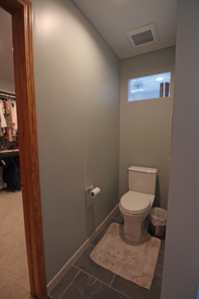 Cette photo montre un grand WC et toilettes tendance avec un placard à porte shaker, des portes de placard blanches, WC séparés, un carrelage multicolore, mosaïque, un mur gris, un sol en carrelage de céramique, un lavabo encastré, un plan de toilette en quartz modifié et un sol gris.