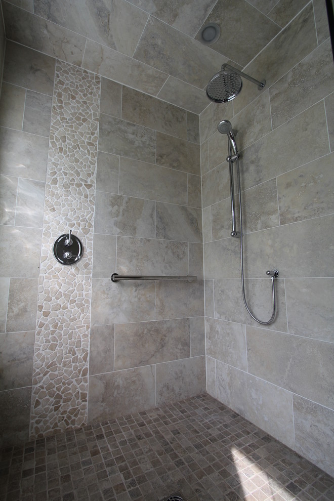 Imagen de cuarto de baño contemporáneo con baldosas y/o azulejos grises