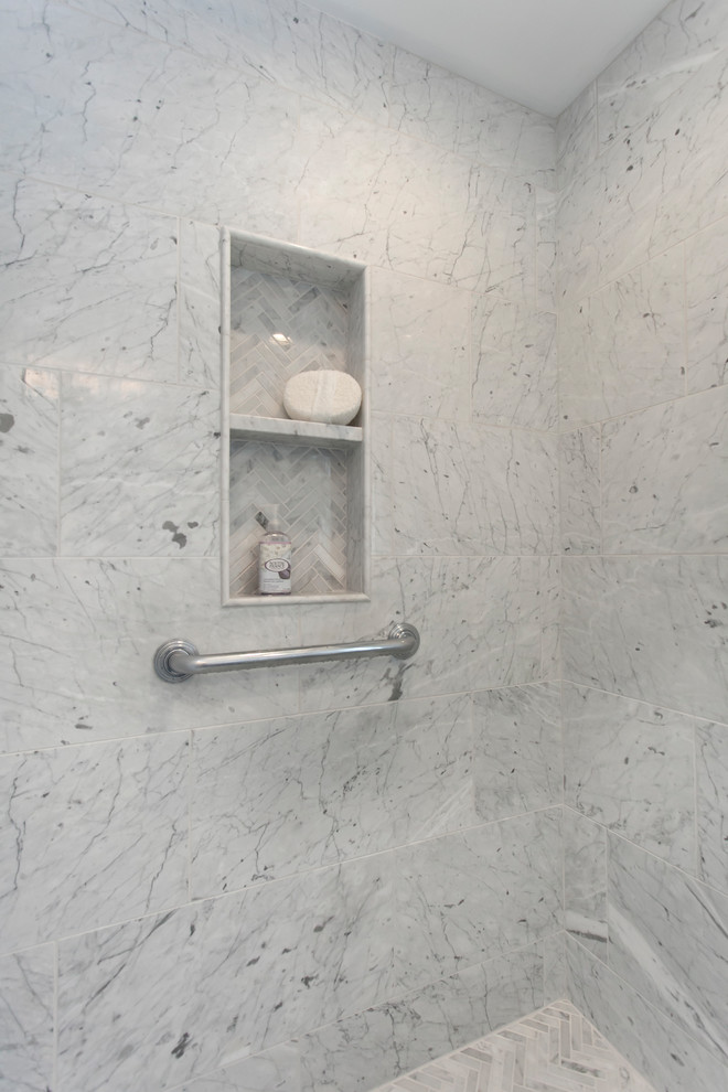 Inredning av ett modernt mellanstort vit vitt en-suite badrum, med luckor med infälld panel, vita skåp, en dusch i en alkov, en toalettstol med separat cisternkåpa, grå kakel, marmorkakel, grå väggar, marmorgolv, ett undermonterad handfat, marmorbänkskiva, grått golv och dusch med gångjärnsdörr