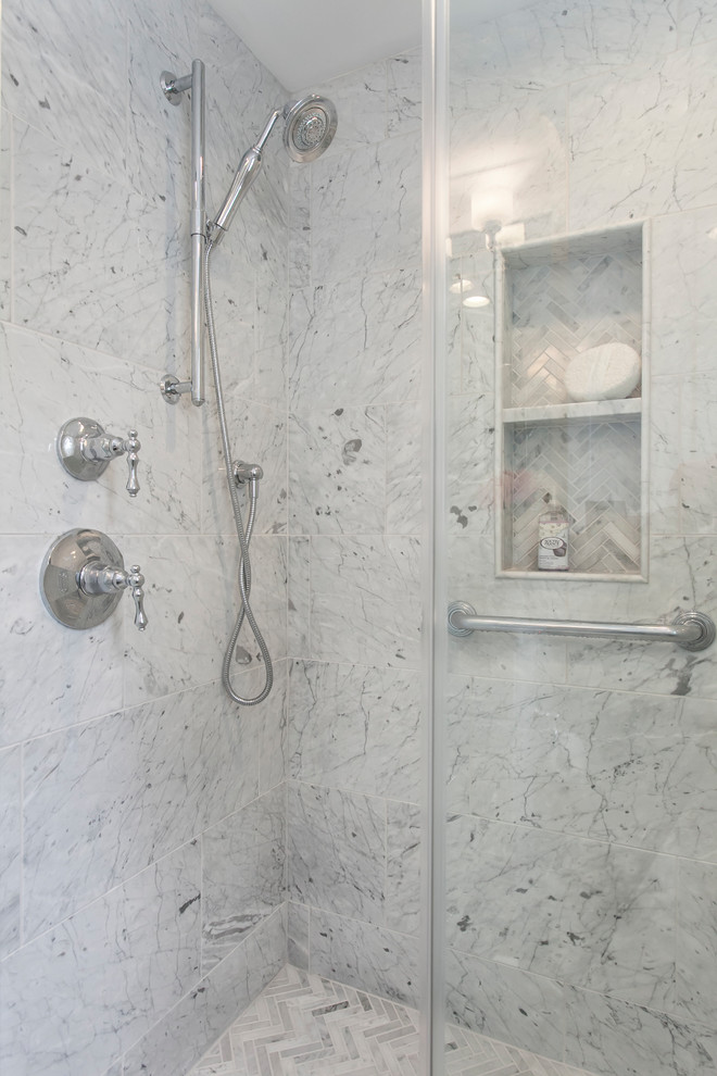 Inspiration för mellanstora moderna vitt en-suite badrum, med luckor med infälld panel, vita skåp, en dusch i en alkov, en toalettstol med separat cisternkåpa, grå kakel, marmorkakel, grå väggar, marmorgolv, ett undermonterad handfat, marmorbänkskiva, grått golv och dusch med gångjärnsdörr