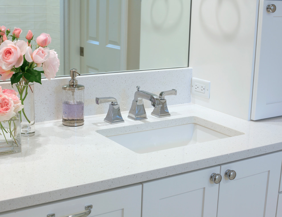 Esempio di una grande stanza da bagno padronale minimal con ante in stile shaker, ante bianche, lavabo sottopiano e top in quarzo composito