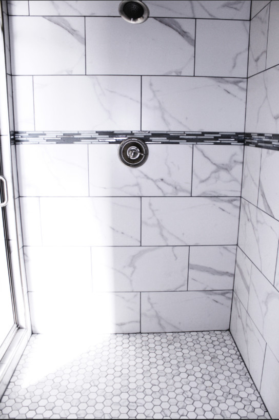 На фото: огромная баня и сауна в современном стиле с гидромассажной ванной, открытым душем, инсталляцией, белой плиткой, керамической плиткой, белыми стенами, полом из керамической плитки, белым полом и открытым душем