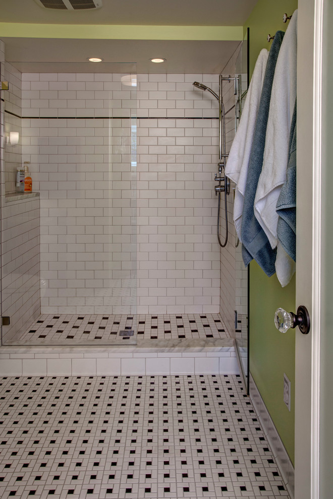 Foto de cuarto de baño tradicional renovado con ducha empotrada, baldosas y/o azulejos blancos, baldosas y/o azulejos de cemento y paredes verdes