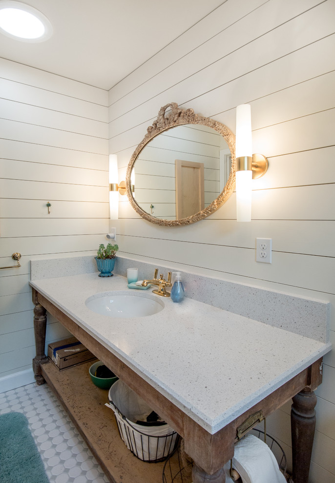 Стильный дизайн: маленькая главная ванная комната в морском стиле с фасадами в стиле шейкер, белыми стенами, полом из керамогранита, белыми фасадами и столешницей из искусственного кварца для на участке и в саду - последний тренд