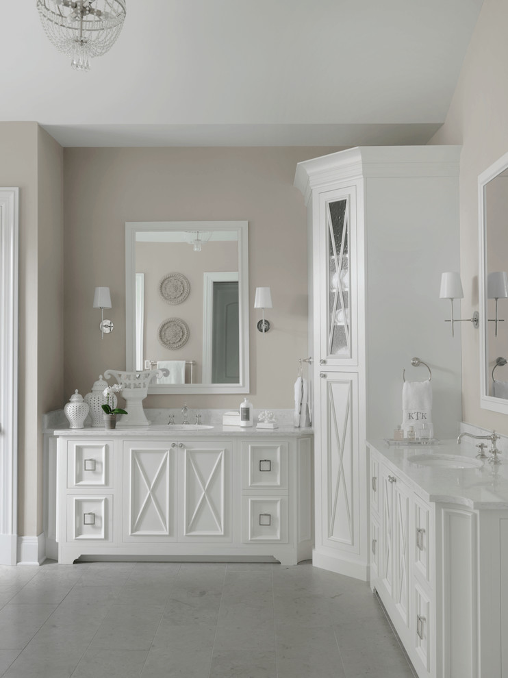 Foto di una stanza da bagno chic con pareti grigie, pavimento in legno massello medio e lavabo a bacinella