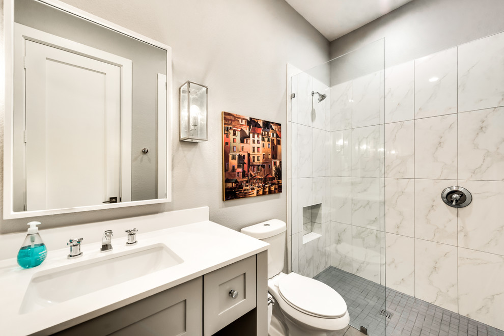 Idéer för lantliga badrum, med grå skåp, en öppen dusch, en toalettstol med separat cisternkåpa, marmorkakel, grå väggar, ett undermonterad handfat och bänkskiva i kvartsit