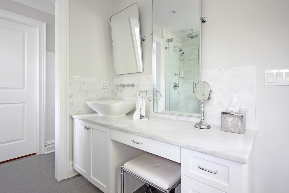 Klassisk inredning av ett stort en-suite badrum, med luckor med infälld panel, vita skåp, tunnelbanekakel, bänkskiva i kvartsit, ett undermonterat badkar, en hörndusch, grå väggar, klinkergolv i porslin och ett fristående handfat