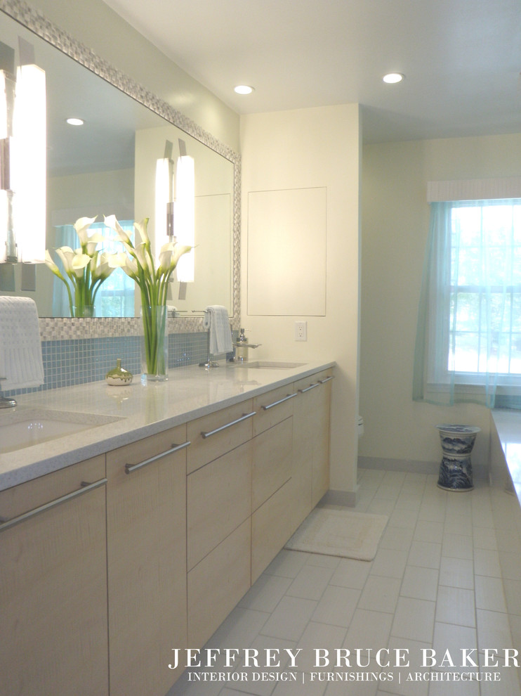 Imagen de cuarto de baño clásico renovado con lavabo bajoencimera, armarios con paneles lisos, puertas de armario de madera clara, encimera de acrílico, bañera encastrada sin remate, ducha esquinera y sanitario de una pieza