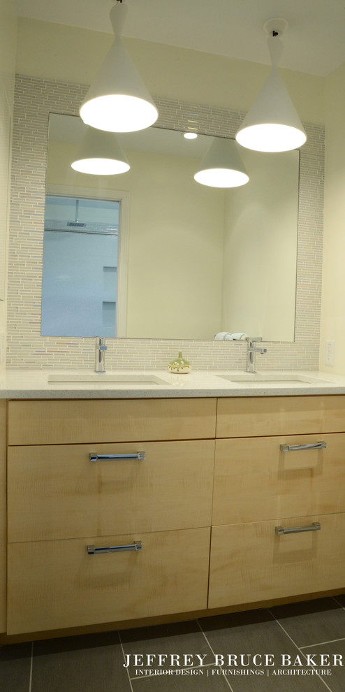 Foto de cuarto de baño minimalista con lavabo bajoencimera, armarios con paneles lisos, puertas de armario de madera clara, encimera de acrílico, bañera encastrada sin remate, ducha esquinera y sanitario de una pieza