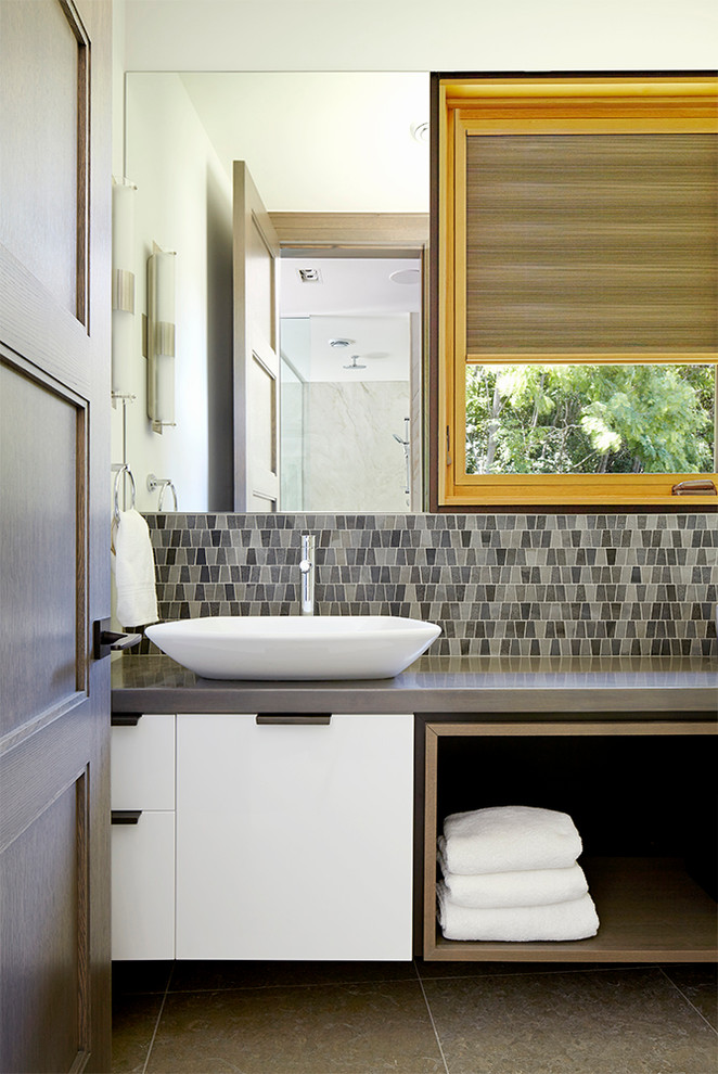 Ejemplo de cuarto de baño principal contemporáneo pequeño con lavabo sobreencimera, armarios con paneles lisos, puertas de armario blancas, encimera de mármol, baldosas y/o azulejos grises, baldosas y/o azulejos en mosaico y encimeras grises