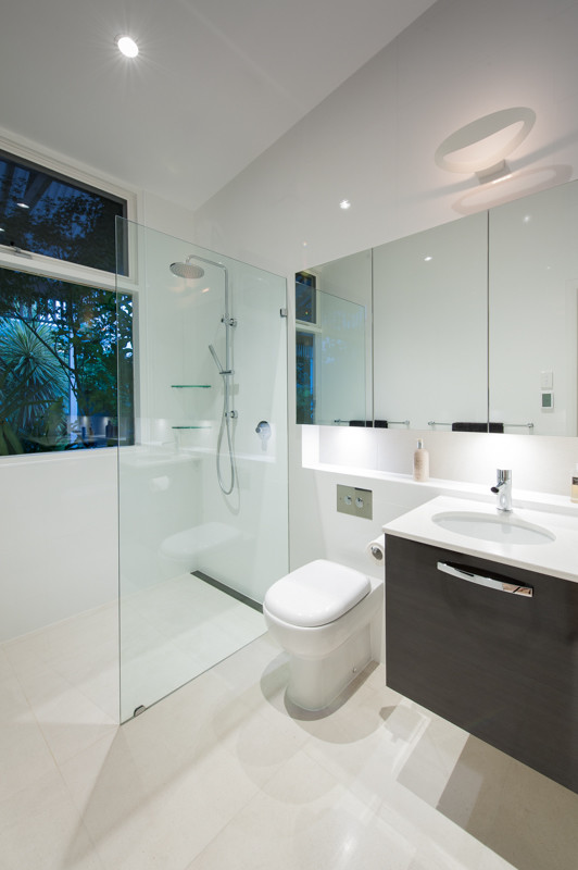 Aménagement d'une petite salle de bain principale moderne avec un lavabo encastré, des portes de placard marrons, un carrelage blanc, un mur blanc, un sol en carrelage de porcelaine et une douche à l'italienne.