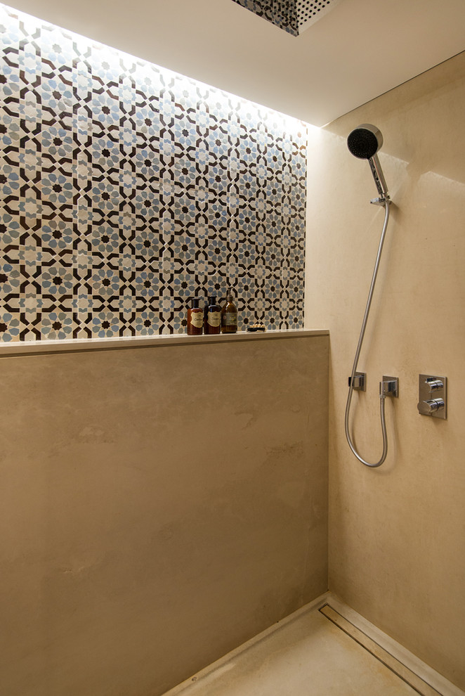 Cette image montre une salle de bain principale design avec un carrelage beige.