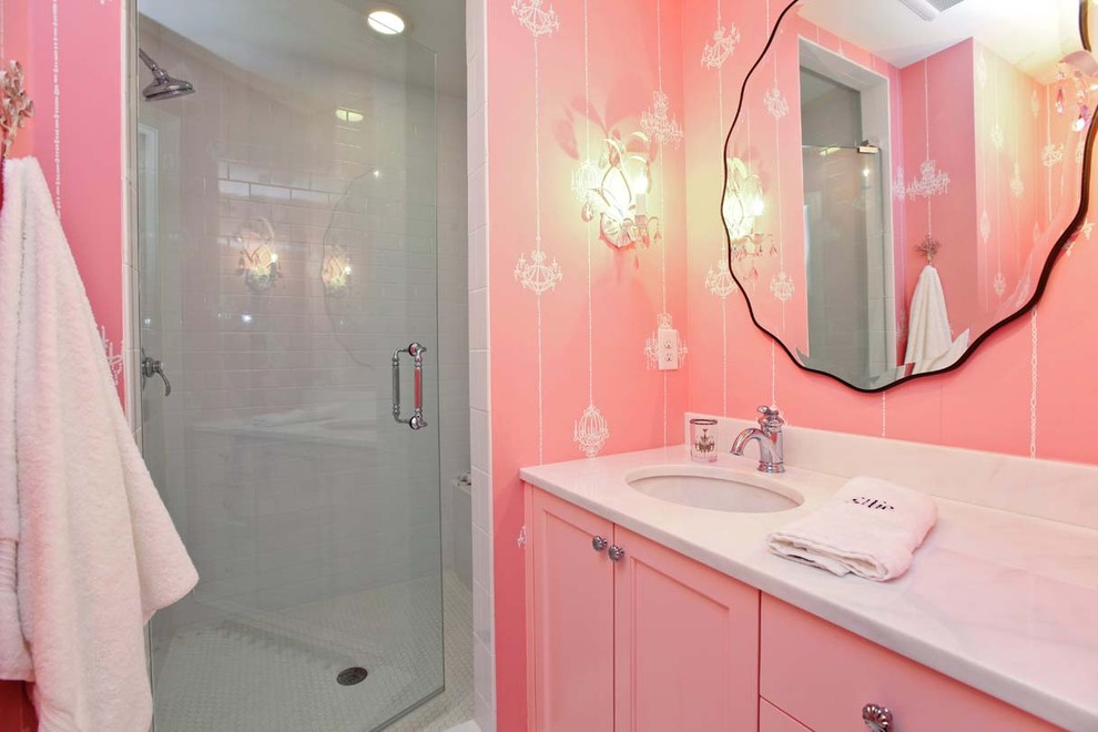 Inredning av ett klassiskt badrum, med tunnelbanekakel och rosa väggar
