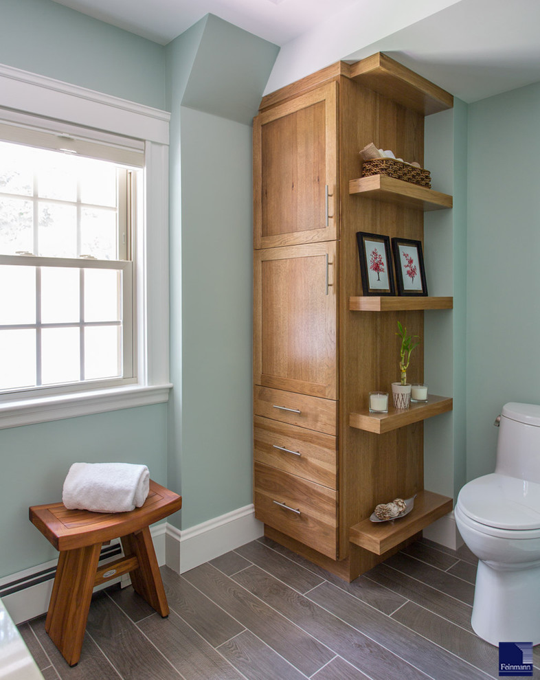 Klassisk inredning av ett mellanstort en-suite badrum, med bänkskiva i kvarts, skåp i shakerstil, skåp i mellenmörkt trä, en toalettstol med hel cisternkåpa, blå väggar och klinkergolv i porslin