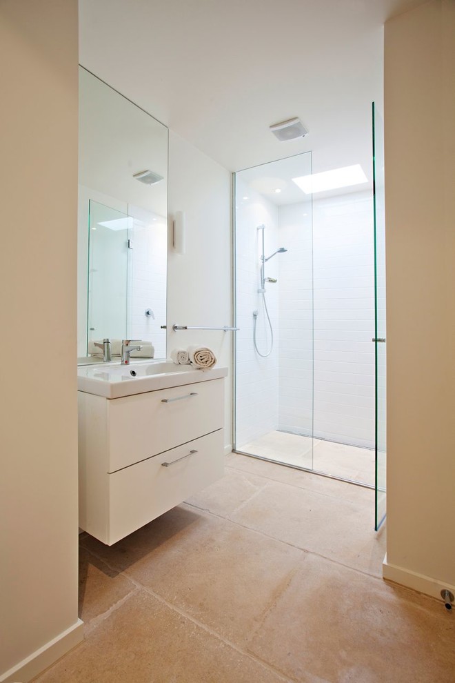Cette image montre une grande salle de bain design avec un carrelage de pierre et un sol en calcaire.