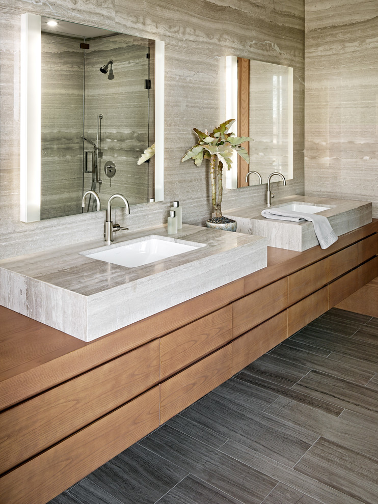 Источник вдохновения для домашнего уюта: большая ванная комната в современном стиле с врезной раковиной, плоскими фасадами и фасадами цвета дерева среднего тона
