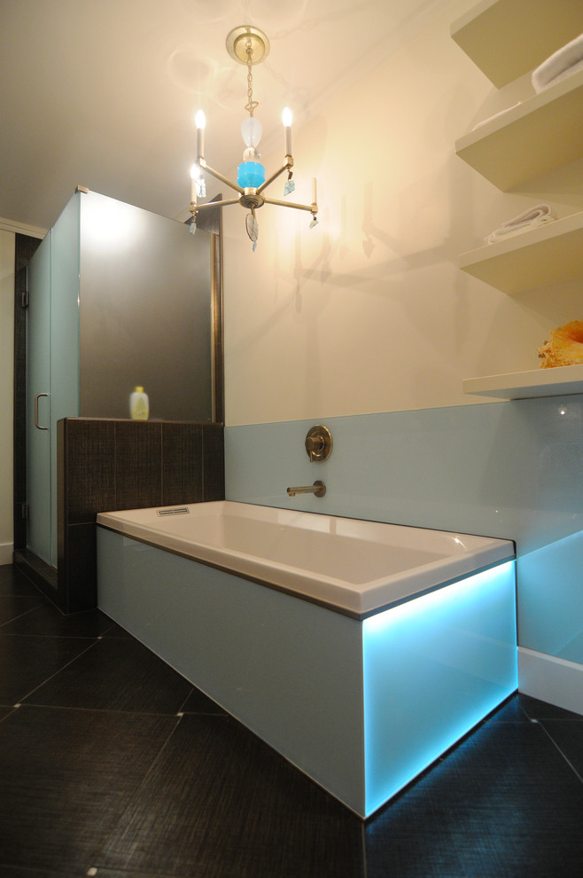 Modelo de cuarto de baño ecléctico de tamaño medio con armarios abiertos, puertas de armario blancas, paredes blancas y suelo de madera oscura