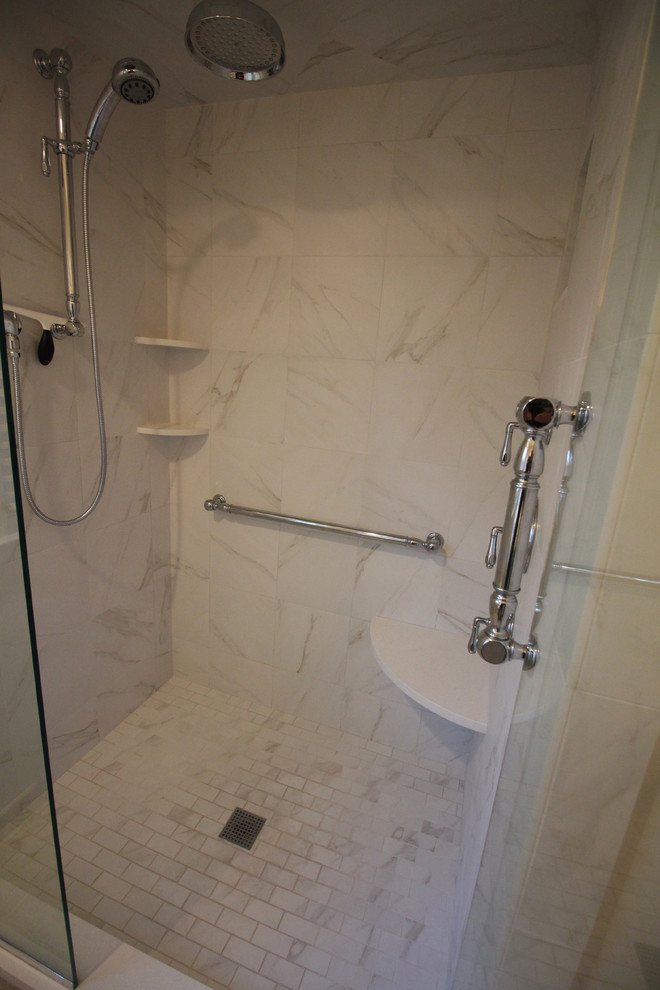 Exempel på ett mellanstort eklektiskt en-suite badrum, med ett undermonterad handfat, möbel-liknande, vita skåp, bänkskiva i kvarts, en dusch i en alkov, en toalettstol med separat cisternkåpa, vit kakel, keramikplattor, vita väggar och klinkergolv i porslin