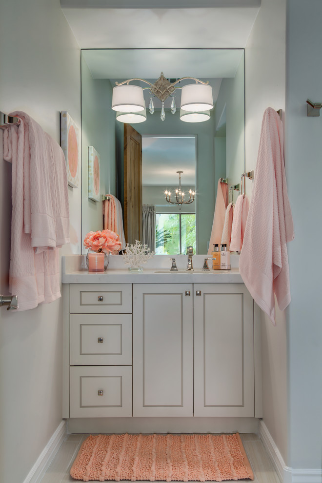 Ispirazione per una stanza da bagno con doccia tradizionale di medie dimensioni con ante beige, pareti bianche, lavabo da incasso, pavimento beige e ante con riquadro incassato