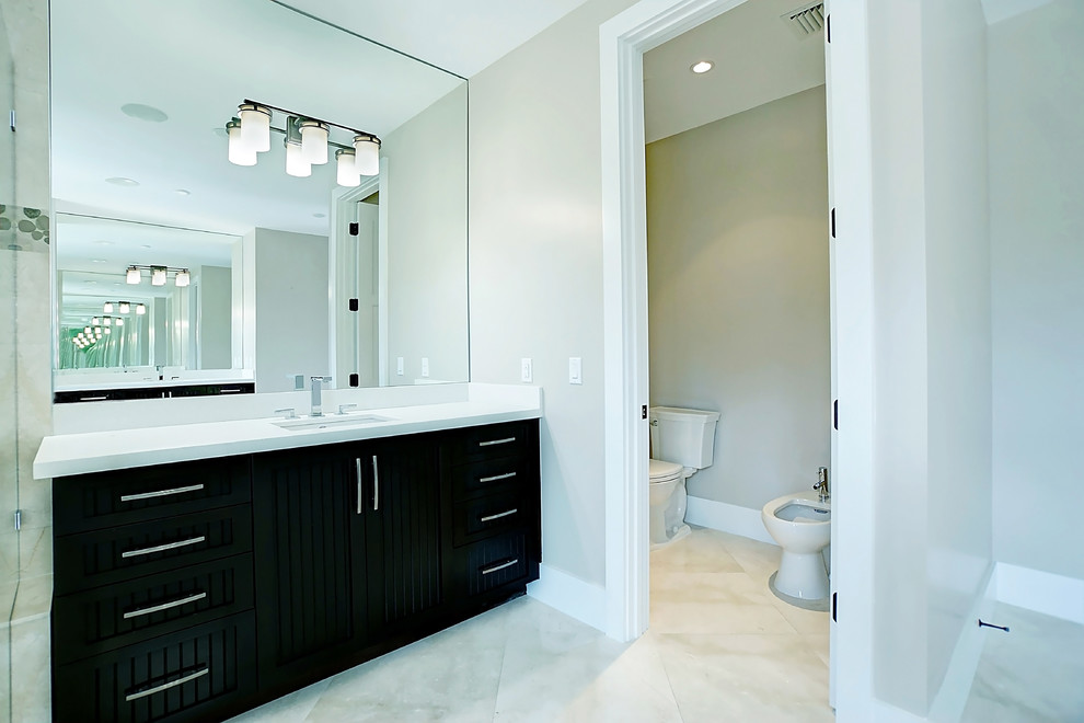 Foto på ett stort medelhavsstil badrum med dusch, med möbel-liknande, svarta skåp, beige kakel, kakel i småsten, bänkskiva i kvarts, en bidé, grå väggar, marmorgolv, ett undermonterad handfat och beiget golv