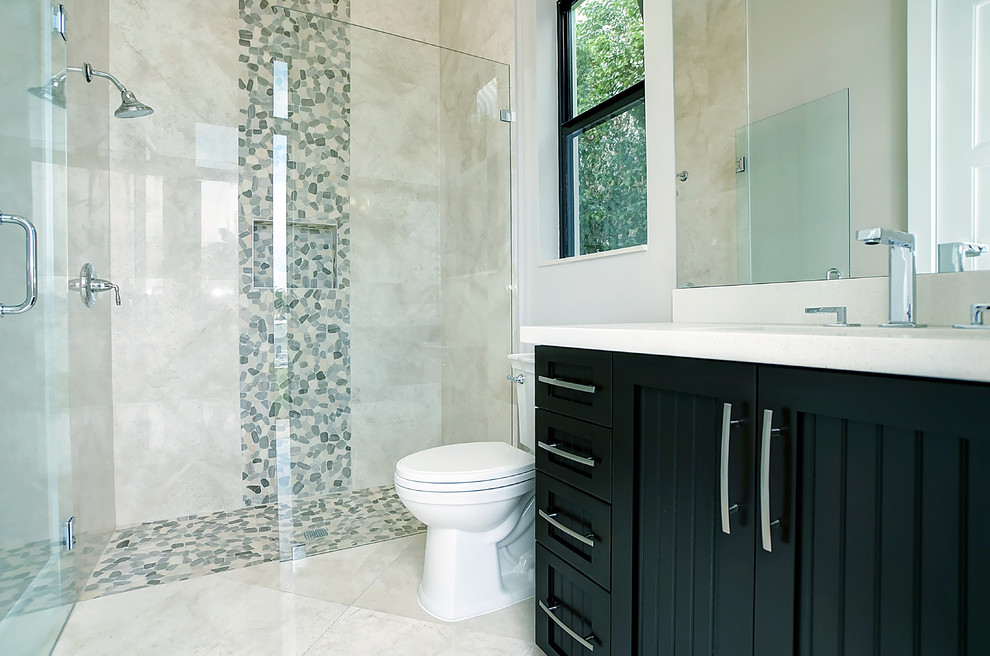 Пример оригинального дизайна: ванная комната среднего размера в средиземноморском стиле с фасадами островного типа, черными фасадами, душем в нише, раздельным унитазом, серой плиткой, галечной плиткой, белыми стенами, мраморным полом, душевой кабиной, врезной раковиной, столешницей из искусственного кварца, бежевым полом и открытым душем