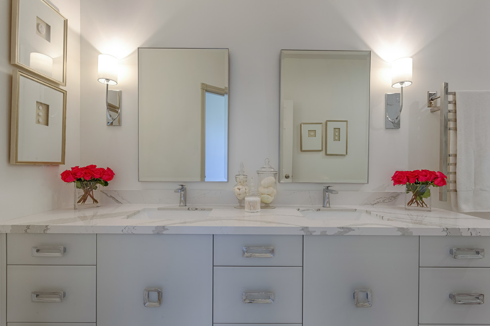 Modern inredning av ett en-suite badrum, med släta luckor, grå skåp, vita väggar, klinkergolv i porslin, ett undermonterad handfat, bänkskiva i kvarts och flerfärgat golv