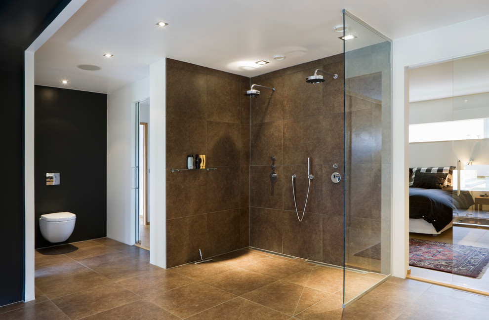Idee per una stanza da bagno con doccia minimal di medie dimensioni con WC sospeso e pareti bianche