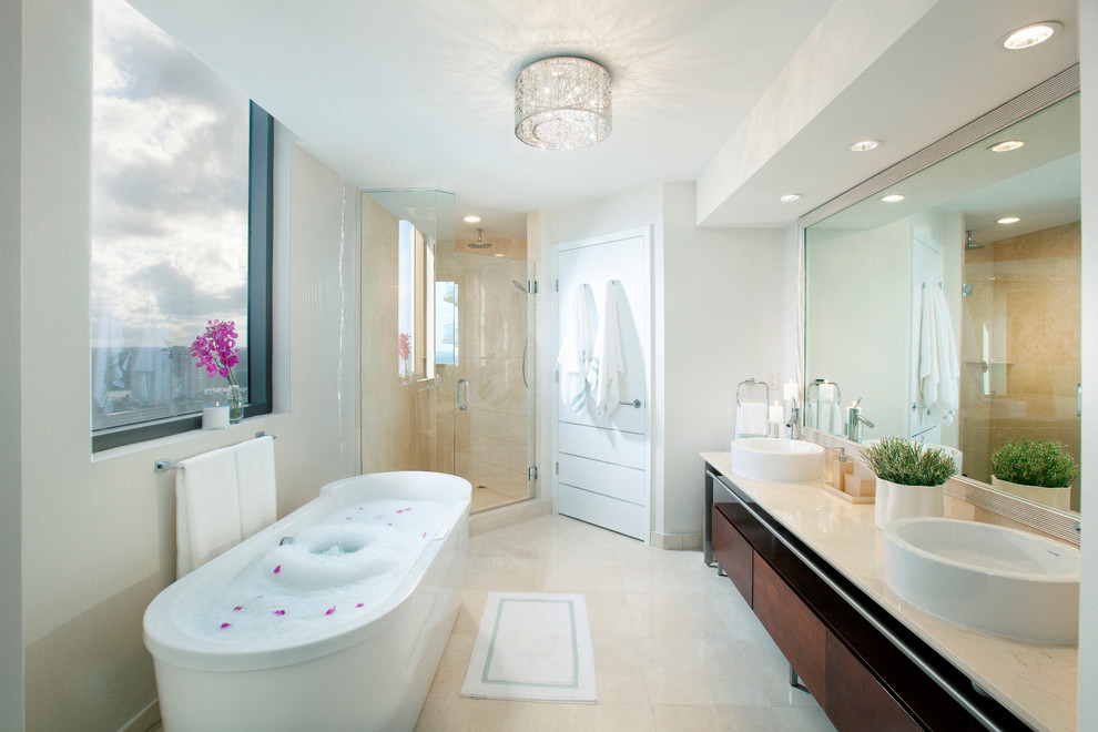 На фото: главная ванная комната в стиле неоклассика (современная классика) с настольной раковиной, отдельно стоящей ванной и угловым душем